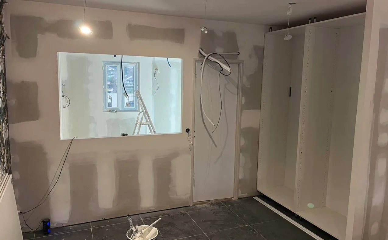 Chambre avant mise en peinture par un plaquiste à Albi