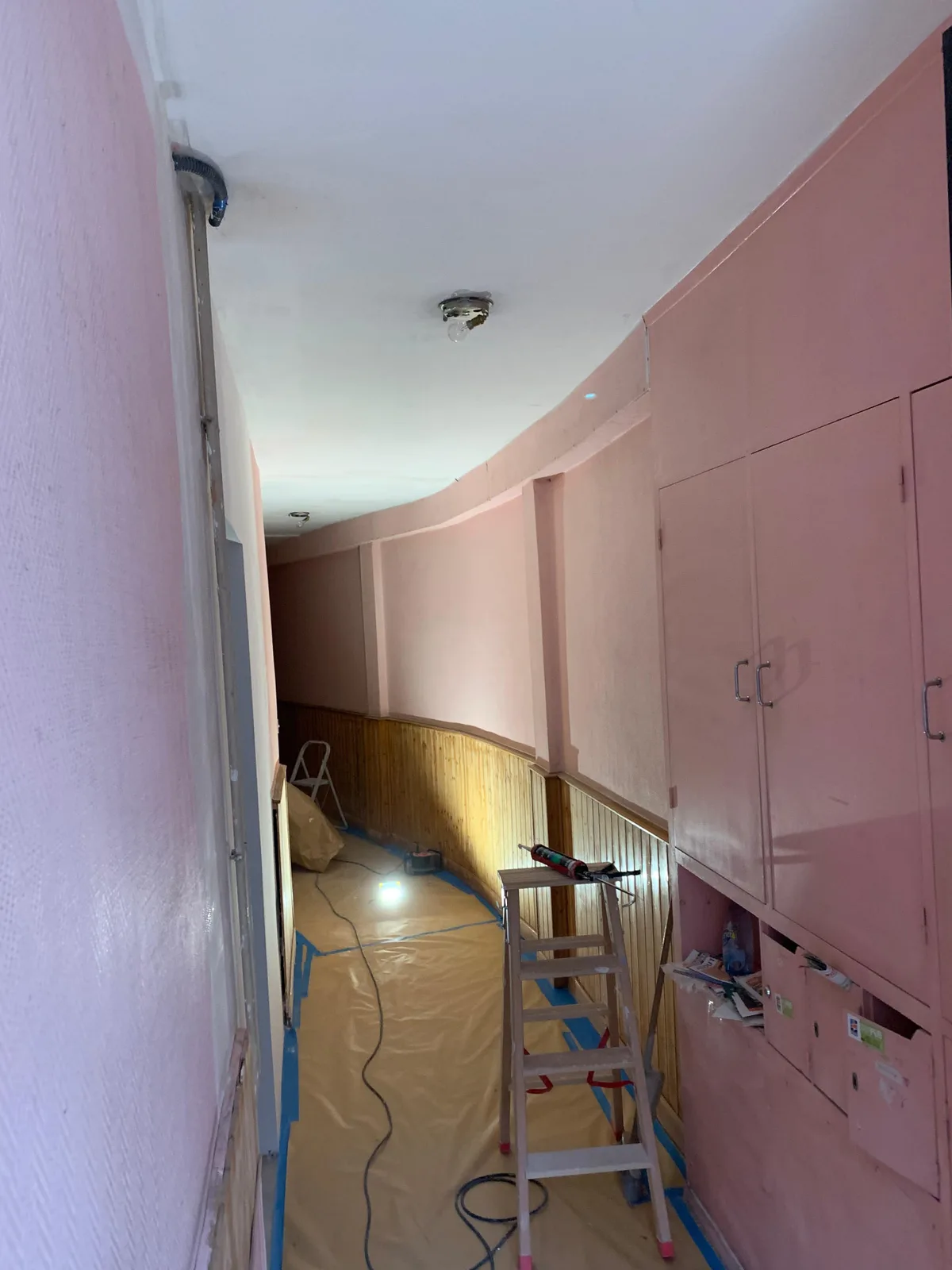 Couloir d'immeuble à Albi avant les travaux de peinture