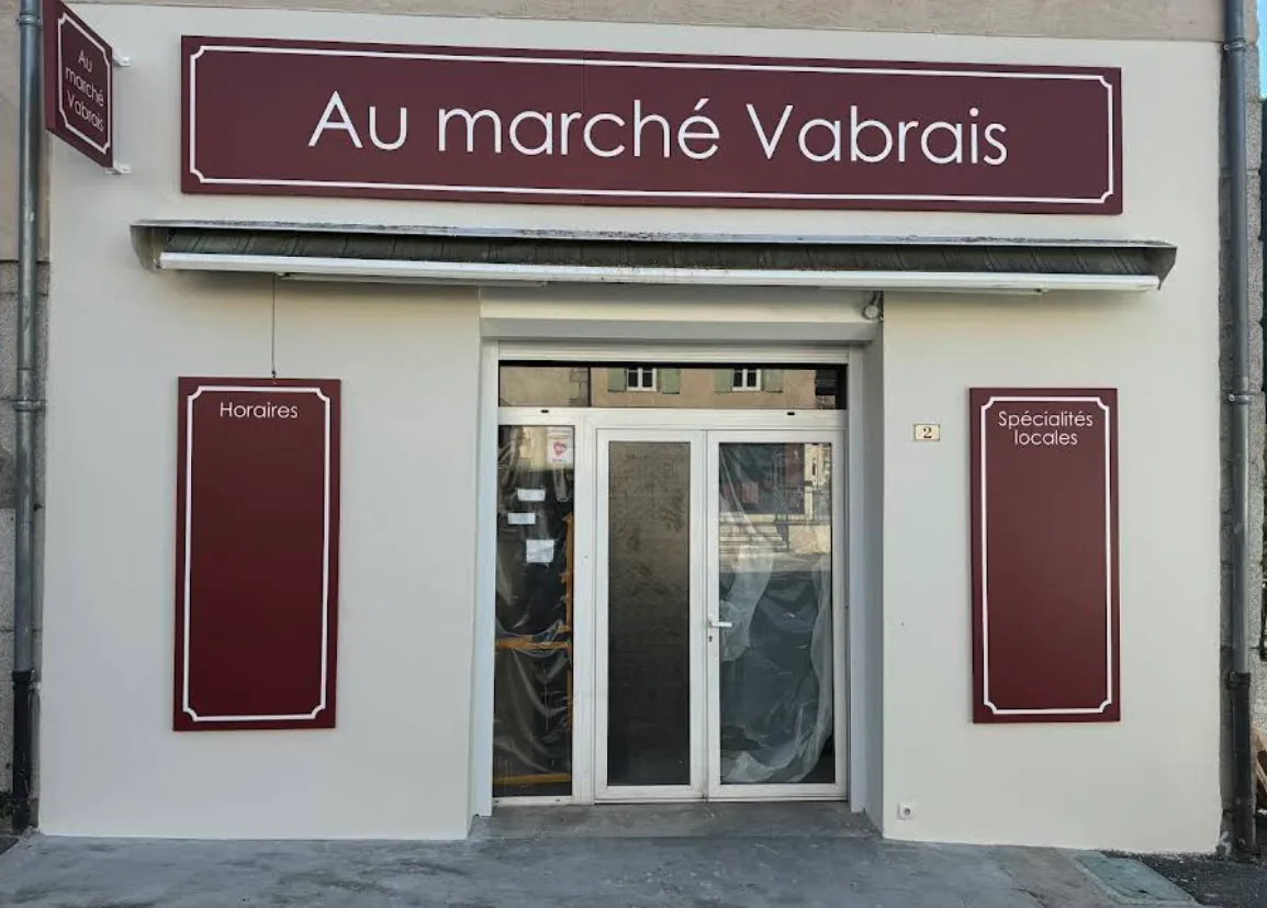 Ravalement de la façade d'un commerce par un peintre en bâtiment à Albi