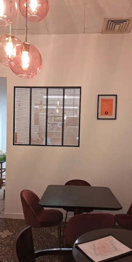 Aménagement d'un restaurant à Albi : pose de verrière et peinture par un peintre en bâtiment