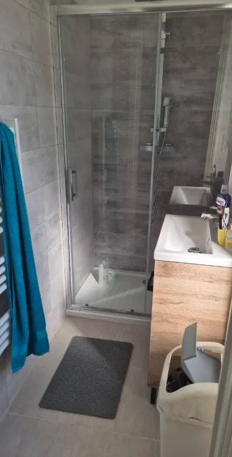 Salle de bain rénovée à Albi : faïence, peinture et finitions par un peintre en bâtiment